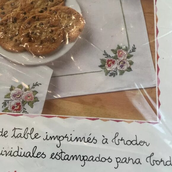 Bucilla - Pansies - Lot of 4 Sets of Embroidered Placemats and Napkins Kit 42946 - Picture 4 of 7